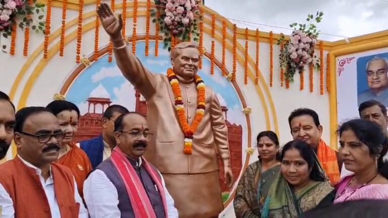 उपमुख्यमंत्री अरुण साव ने किया अटल जी की आदमकद प्रतिमा का अनावरण, व्यक्तित्व को बताया युगद्रष्टा… उपमुख्यमंत्री अरुण साव ने किया अटल जी की आदमकद प्रतिमा का अनावरण, व्यक्तित्व को बताया युगद्रष्टा…