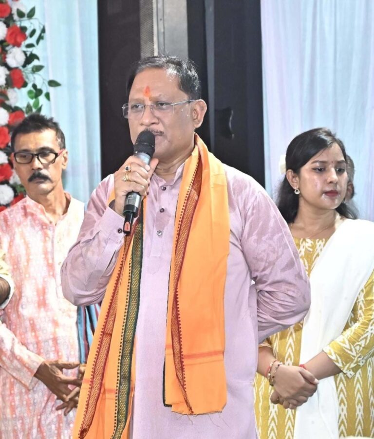 मुख्यमंत्री विष्णुदेव साय ने फलेश्वरनाथ महादेव मंदिर में पूजा अर्चना कर प्रदेशवासियों की सुख समृद्धि और खुशहाली की मंगलकामना की….