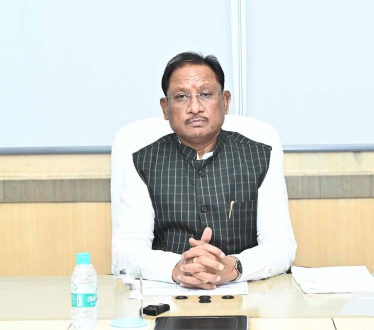 मुख्यमंत्री विष्णु देव साय ने कहा—सड़कों पर विचरण करने वाले निराश्रित पशुओं की प्रभावी रोकथाम सुनिश्चित करें