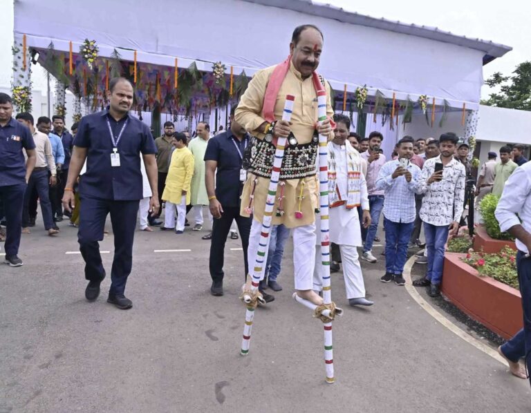 बचपन की यादों संग उप मुख्यमंत्री साव ने मनाया हरेली, छत्तीसगढ़ी स्वाद से किया मेहमानों का स्वागत….