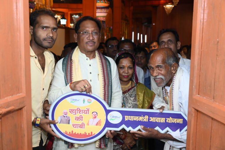 शासन की योजनाओं से बदली ज़िंदगी: प्रधानमंत्री आवास योजना से मिला पक्का मकान, लोगों के चेहरे पर दिखी खुशियों की चमक…
