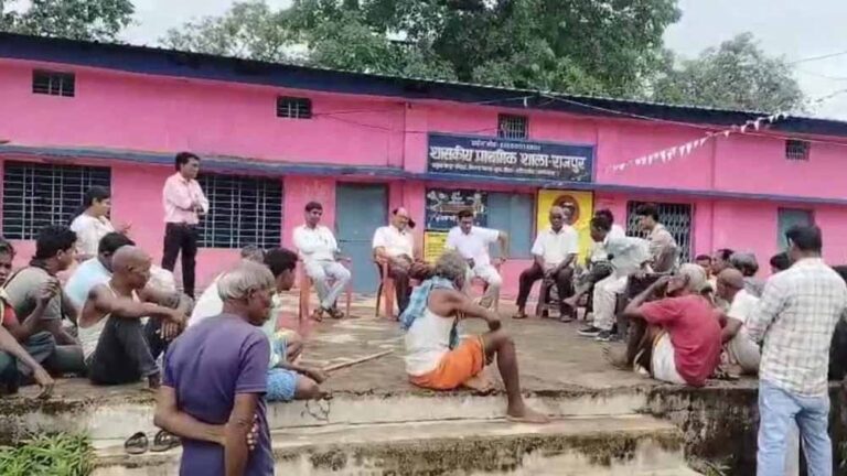 छुट्टी वाली मैडम पर भड़के ग्रामीण, स्कूल में जड़ा ताला, की स्थायी छुट्टी की मांग