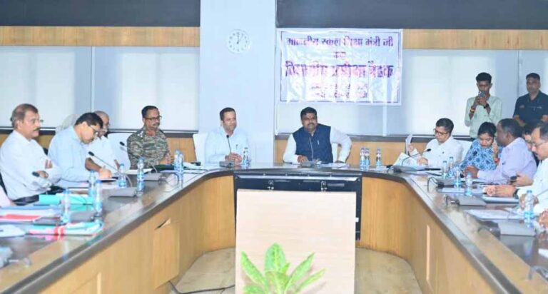 कार्यभार संभालते ही सक्रिय हुए शिक्षा मंत्री गजेन्द्र यादव, अधिकारियों संग की समीक्षा बैठक