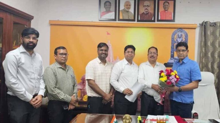 राजस्व मंत्री के आश्वासन पर खत्म हुई हड़ताल, तहसीलदारों की 17 सूत्रीय मांगों पर बनी सहमति राजस्व मंत्री के आश्वासन पर खत्म हुई हड़ताल, तहसीलदारों की 17 सूत्रीय मांगों पर बनी सहमति