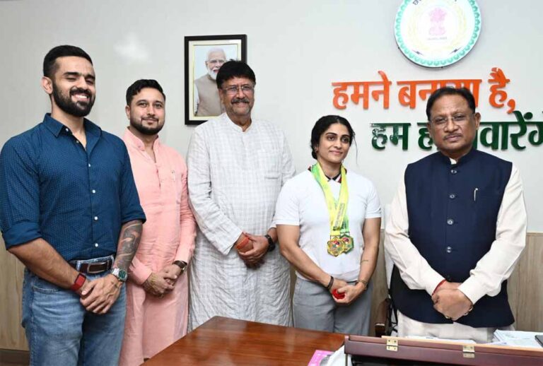 मुख्यमंत्री साय से एशियन अफ्रीकन पैसिफिक पावरलिफ्टिंग चैंपियनशिप की स्वर्ण पदक विजेता नमी राय पारेख ने की मुलाकात