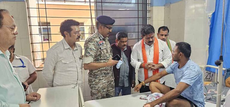 मेडिकल कॉलेज पहुंचे डिप्टी सीएम, घायलों का जाना हाल