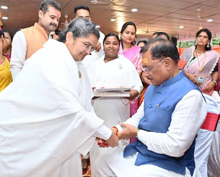 रक्षाबंधन के पावन पर्व पर मुख्यमंत्री श्री विष्णु देव साय को ब्रह्मकुमारी बहनों ने बाँधी राखी