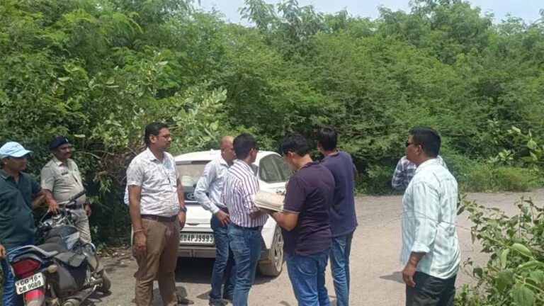 दिनदहाड़े सनसनी: कारोबारी की कार रोककर हथियारों के बल पर 15 लाख की लूट