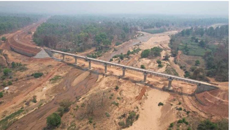 बस्तर के विकास में एक और क्रांतिकारी कदम, दल्लीराजहरा–रावघाट रेल परियोजना दिसंबर तक होगी पूरी बस्तर के विकास में एक और क्रांतिकारी कदम, दल्लीराजहरा–रावघाट रेल परियोजना दिसंबर तक होगी पूरी