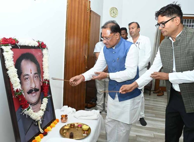 मुख्यमंत्री साय ने स्व. दिलीप सिंह जूदेव की पुण्यतिथि पर दी श्रद्धांजलि