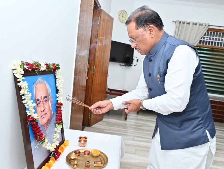 मुख्यमंत्री साय ने अटल बिहारी वाजपेयी की पुण्यतिथि पर उन्हें किया नमन