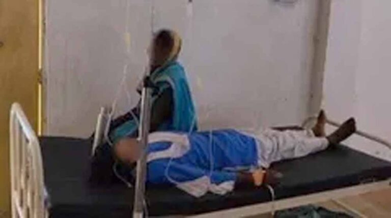 ज़हर खाकर स्कूल पहुंची छात्रा, प्रार्थना के दौरान हुई बेहोश, अस्पताल में मचा हड़कंप