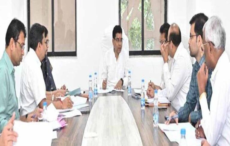 रायपुर : राजस्व कार्य होंगे और अधिक पारदर्शी व समयबद्ध: मंत्री टंक राम वर्मा