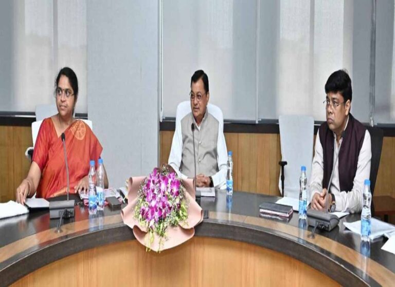 रायपुर : शराब दुकानों में जल्द लागू होगी कैशलेश व्यवस्था,  मंत्री लखन लाल देवांगन ने दिए निर्देश