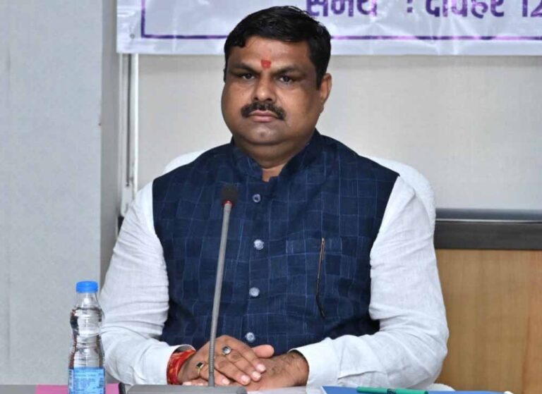 रायपुर : शिक्षा विभाग के अधिकारी शिक्षण कार्य को सर्वोच्च प्राथमिकता दें : मंत्री गजेन्द्र यादव