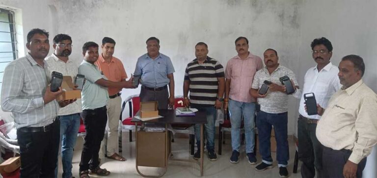 जिले में उर्वरक वितरण होगा हाई-टेक, निजी विक्रेताओं को मिली L1 Pos मशीनें