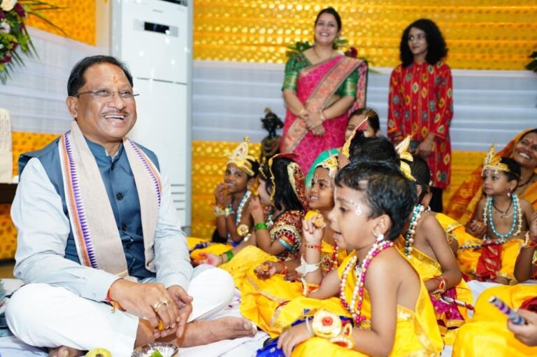 मुख्यमंत्री विष्णु देव साय ने नन्हें बाल गोपालों के संग मुख्यमंत्री निवास में हर्षोल्लास के साथ मनाई जन्माष्टमी,नन्हें बालगोपालों की अठखेलियों से गुलजार हुआ मुख्यमंत्री निवास मुख्यमंत्री विष्णु देव साय ने नन्हें बाल गोपालों के संग मुख्यमंत्री निवास में हर्षोल्लास के साथ मनाई जन्माष्टमी,नन्हें बालगोपालों की अठखेलियों से गुलजार हुआ मुख्यमंत्री निवास