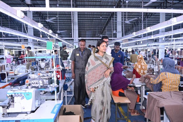 मंत्री श्रीमती लक्ष्मी राजवाड़े ने शबरी एंपोरियम, और गारमेंट फैक्ट्री का किया अवलोकन मंत्री श्रीमती लक्ष्मी राजवाड़े ने शबरी एंपोरियम, और गारमेंट फैक्ट्री का किया अवलोकन