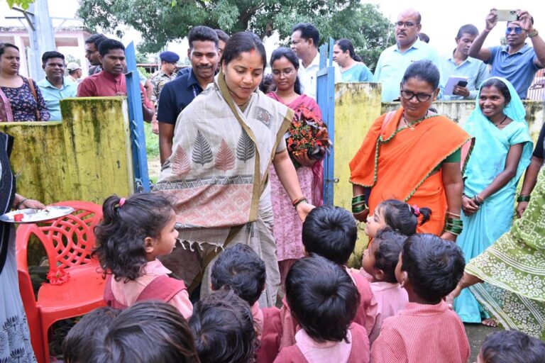 रायपुर : महिला एवं बाल विकास मंत्री श्रीमती राजवाड़े कोंडागांव के प्रवास पर