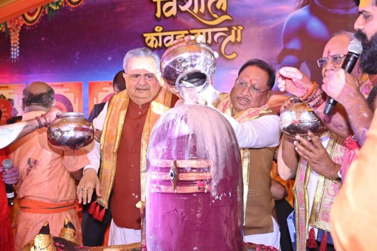 रायपुर : सावन की पावन बेला में मुख्यमंत्री विष्णु देव साय ने किया भगवान शिव का रूद्राभिषेक, प्रदेशवासियों की समृद्धि और सुख-शांति की कामना