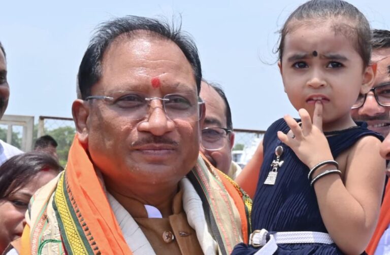 नन्ही सृष्टि को गोद में उठाकर मुख्यमंत्री विष्णु देव साय ने रच दिया अपनत्व और स्नेह का अविस्मरणीय पल