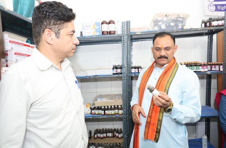 रायपुर : स्वास्थ्य मंत्री श्याम बिहारी जायसवाल ने किया बद्रीनाथ बघेल जिला अस्पताल का औचक निरीक्षण