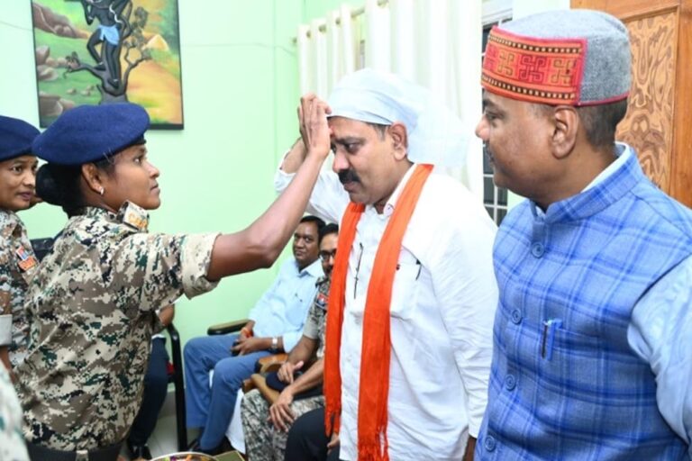 हिड़मा की पूर्व गार्ड ने गृहमंत्री विजय शर्मा को बांधी राखी, अब दंतेश्वरी फाइटर्स का हिस्सा हिड़मा की पूर्व गार्ड ने गृहमंत्री विजय शर्मा को बांधी राखी, अब दंतेश्वरी फाइटर्स का हिस्सा