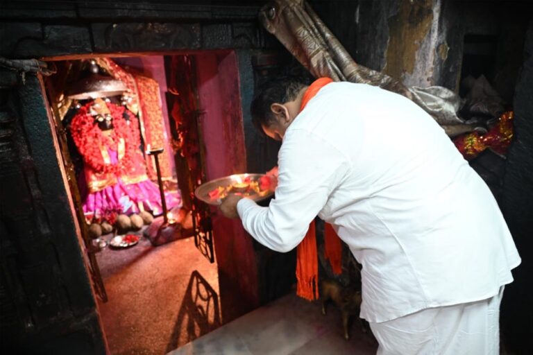 रायपुर : उपमुख्यमंत्री विजय शर्मा ने माँ दंतेश्वरी की पूजा-अर्चना कर प्रदेशवासियों की खुशहाली की कामना की