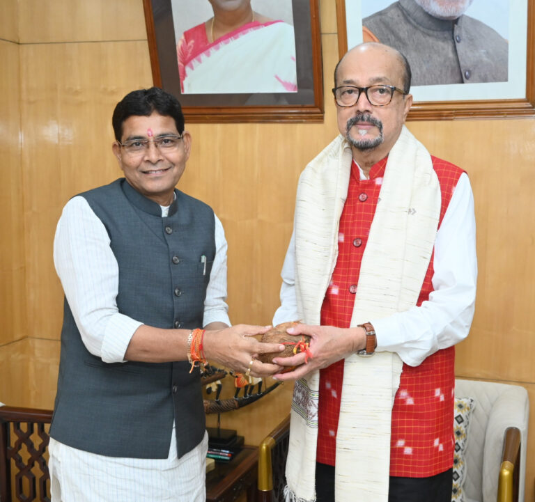 राज्यपाल रमेन डेका से राजभवन में मंत्री टंकराम वर्मा ने की सौजन्य भेंट….