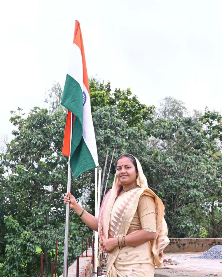 हर घर तिरंगा अभियान – मंत्री श्रीमती लक्ष्मी राजवाड़े ने निज निवास पर फहराया तिरंगा….