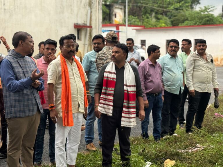 अतिवर्षा प्रभावित क्षेत्रों का दौरा: मंत्री केदार कश्यप ने लिया जायजा, नुकसान का आकलन व पुनर्वास के दिए निर्देश…..