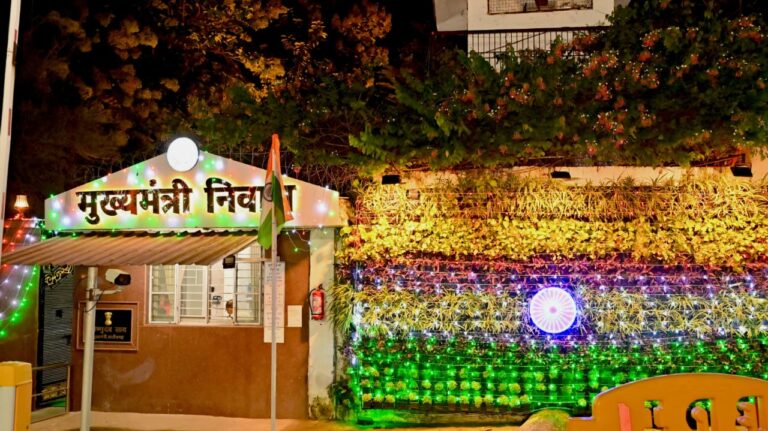 मुख्यमंत्री विष्णु देव साय ने स्वतंत्रता दिवस की दी बधाई, रोशनी से आलोकित हुआ मुख्यमंत्री निवास….