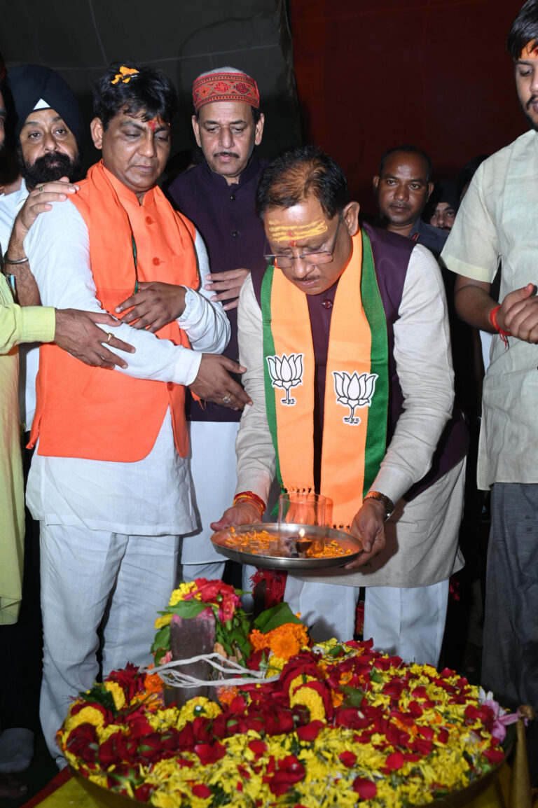 मुख्यमंत्री विष्णुदेव साय महासमुंद में रूद्र महाभिषेक हवन पूजन में हुए शामिल, प्रदेशवासियों की सुख-शांति और समृद्धि के लिए की प्रार्थना….