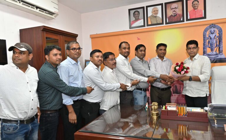 राजस्व प्रकरण निर्धारित समय सीमा में निराकरण करना राजस्व अधिकारी सुनिश्चित करें: राजस्व मंत्री टंक राम वर्मा….