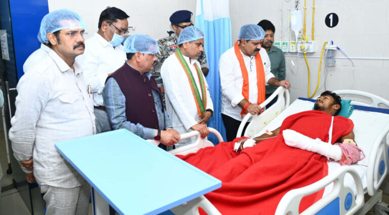 उपमुख्यमंत्री विजय शर्मा ने मेडिकल कॉलेज हॉस्पिटल पहुंच आईडी ब्लास्ट में घायल ग्रामीण और भालू के हमले में घायल जवान से भेंटकर पूछा स्वास्थ्य का हाल…. उपमुख्यमंत्री विजय शर्मा ने मेडिकल कॉलेज हॉस्पिटल पहुंच आईडी ब्लास्ट में घायल ग्रामीण और भालू के हमले में घायल जवान से भेंटकर पूछा स्वास्थ्य का हाल….