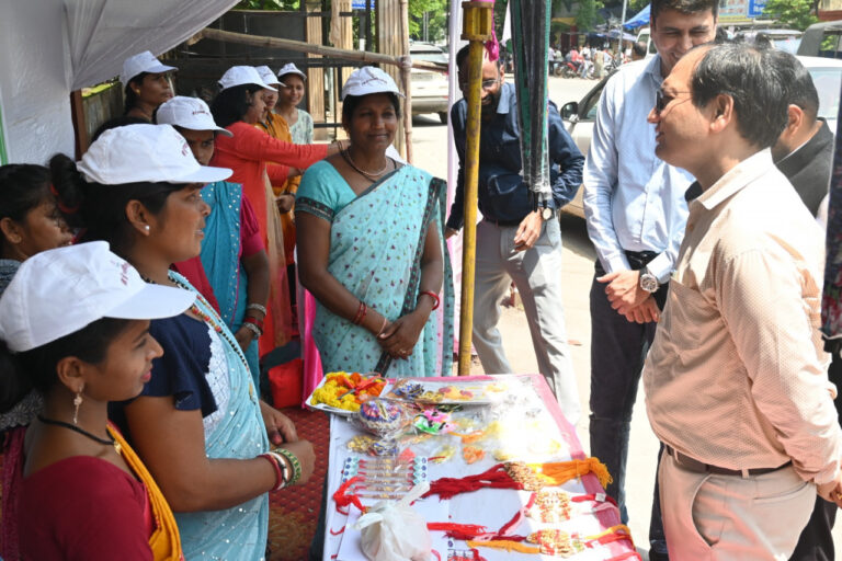 हर घर तिरंगा अभियान में दीदियों की स्वदेशी पहल: बिलासपुर में तीन दिवसीय तिरंगा बाजार का शुभारंभ… हर घर तिरंगा अभियान में दीदियों की स्वदेशी पहल: बिलासपुर में तीन दिवसीय तिरंगा बाजार का शुभारंभ…