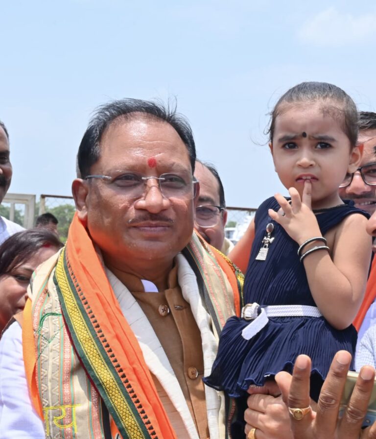 नन्ही सृष्टि को गोद में उठाकर मुख्यमंत्री विष्णु देव साय ने रच दिया अपनत्व और स्नेह का अविस्मरणीय पल…