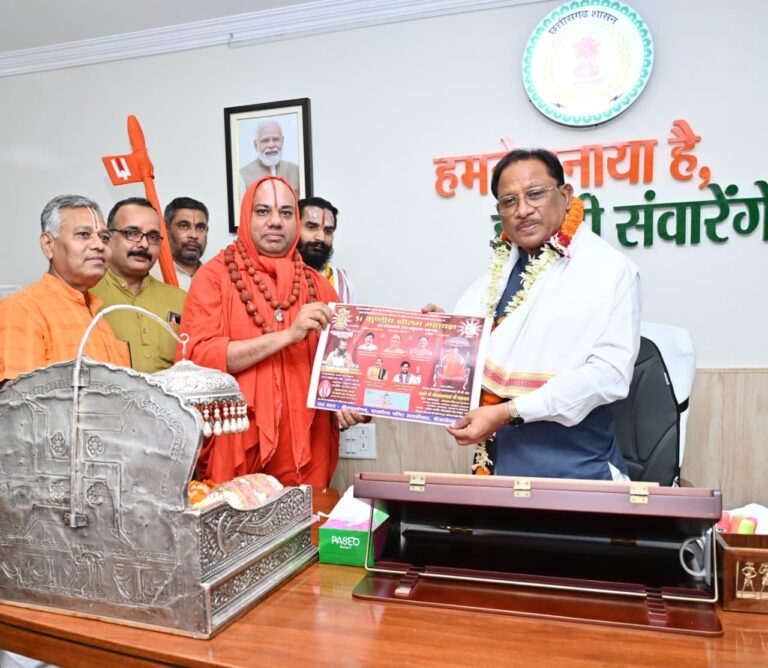 मुख्यमंत्री विष्णु देव साय से स्वामी श्री श्री वल्लभाचार्य जी महाराज ने की सौजन्य भेंट….