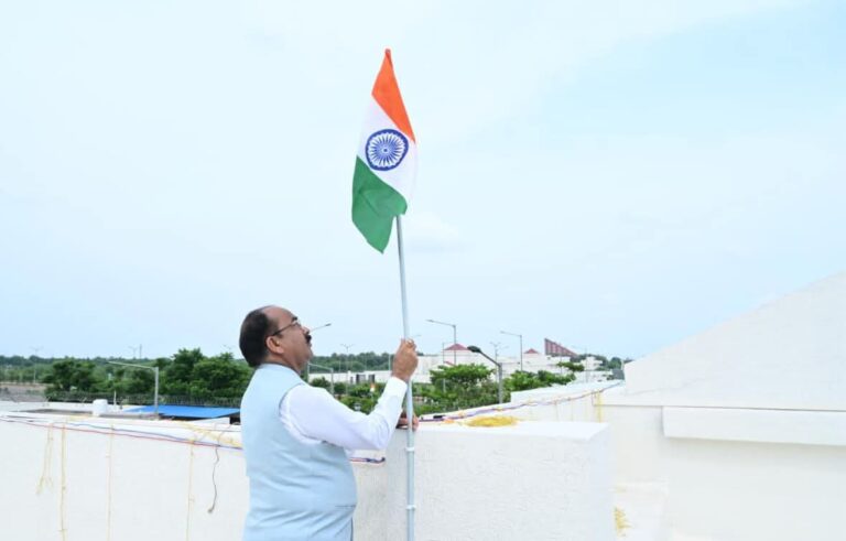 उप मुख्यमंत्री अरुण साव ने ‘हर घर तिरंगा’ अभियान के तहत अपने निवास पर लगाया तिरंगा…