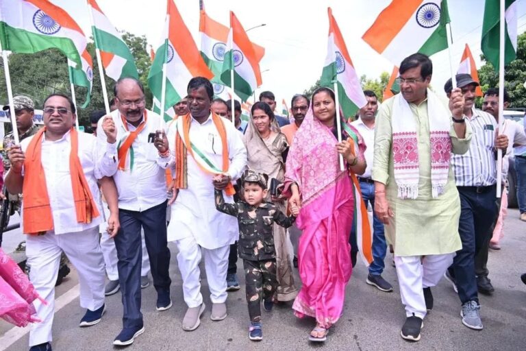 तिरंगा रैली में शामिल हुईं महिला एवं बाल विकास मंत्री श्रीमती लक्ष्मी राजवाड़े….