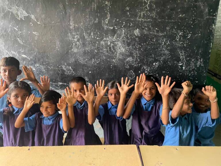 खरगा की पूनम की मुस्कान में झलकता सुनहरे भविष्य का सपना