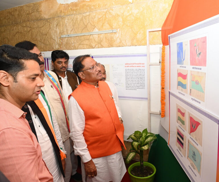 मुख्यमंत्री विष्णुदेव साय ने छत्तीसगढ़ रजत महोत्सव फोटो प्रदर्शनी का किया शुभारंभ…. मुख्यमंत्री विष्णुदेव साय ने छत्तीसगढ़ रजत महोत्सव फोटो प्रदर्शनी का किया शुभारंभ….