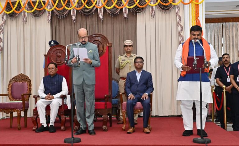 राज्यपाल डेका ने दिलाई तीन मंत्रियों को शपथ…. राज्यपाल डेका ने दिलाई तीन मंत्रियों को शपथ….