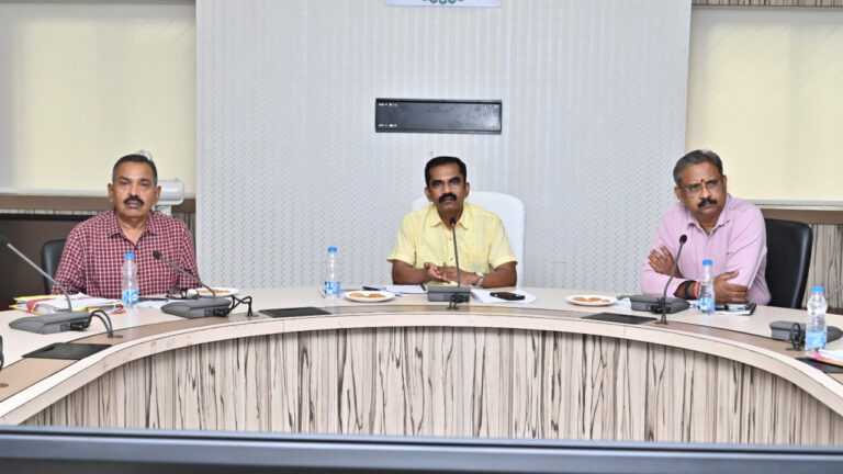 छत्तीसगढ़ में अधिक से अधिक ई-चार्जिंग स्टेशन स्थापित करने हेतु इलेक्ट्रिक वाहन निर्माता कंपनियों के साथ हुई बैठक: इलेक्ट्रिक वाहनों की खरीदी को किया जा रहा प्रोत्साहित…. छत्तीसगढ़ में अधिक से अधिक ई-चार्जिंग स्टेशन स्थापित करने हेतु इलेक्ट्रिक वाहन निर्माता कंपनियों के साथ हुई बैठक: इलेक्ट्रिक वाहनों की खरीदी को किया जा रहा प्रोत्साहित….