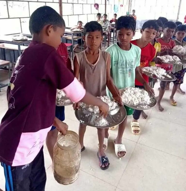 आश्रम में छात्रों के खाने में बड़ा घालमेल, चावल के साथ सिर्फ नमक परोसा गया – प्रभारी निलंबित