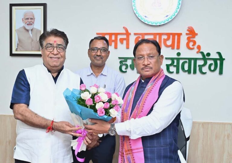 मुख्यमंत्री से ट्रिपल आई टी नया रायपुर के निदेशक प्रोफेसर ओमप्रकाश व्यास ने की सौजन्य मुलाकात