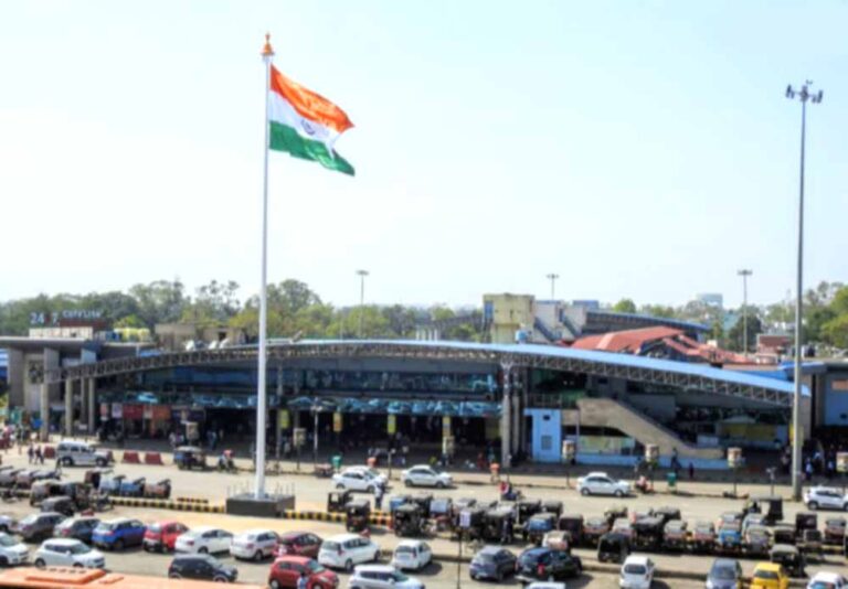 रायपुर रेलवे स्टेशन पार्किंग ठेका विवाद: अफसरों की मेहरबानी, बिना लाइसेंस फीस के चल रहा ठेका