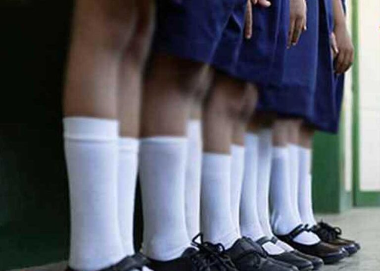 कक्षा में अनुशासन सिखाने के नाम पर बर्बरता: तीन छात्राओं की पिटाई, शिक्षिका निलंबित