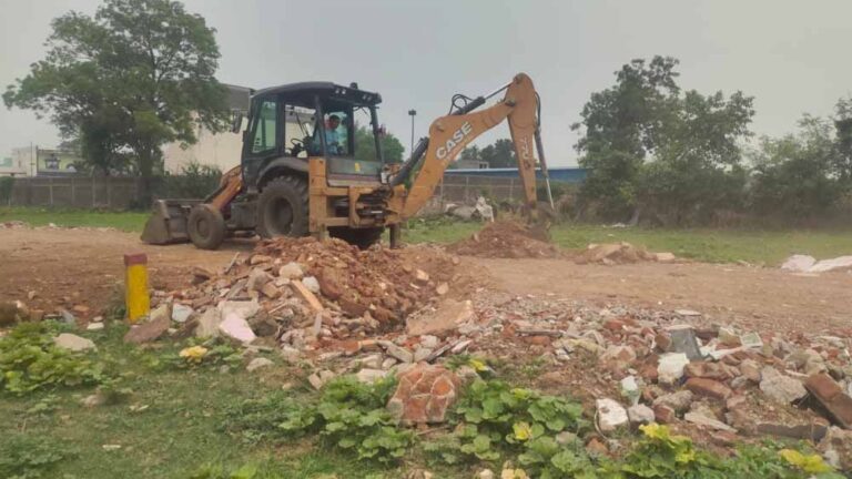 भाठागांव में अवैध प्लॉटिंग पर बड़ी कार्रवाई, जेसीबी से पांच एकड़ जमीन हुई मुक्त भाठागांव में अवैध प्लॉटिंग पर बड़ी कार्रवाई, जेसीबी से पांच एकड़ जमीन हुई मुक्त