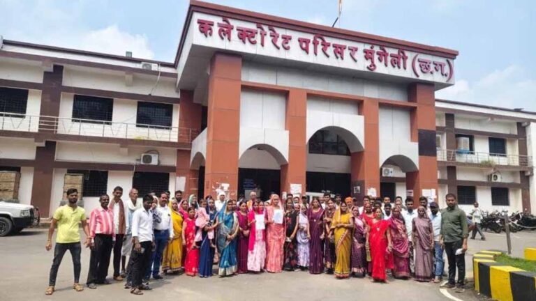 ग्रामीणों का नशे के खिलाफ मोर्चा, जनदर्शन में सौंपा ज्ञापन, अपर कलेक्टर ने दिए जांच के आदेश